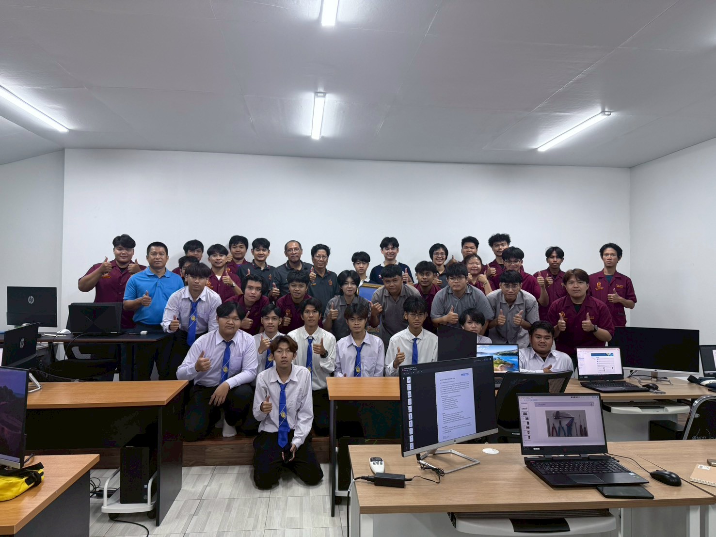 นักศึกษาสาขาวิชาไฟฟ้าเครื่องกลการผลิต วิทยาลัยธาตุพนม เข้าฝึกอบรมหลักสูตรการออกแบบโปรแกรมควบคุมระบบอัตโนมัติ